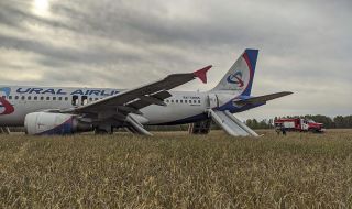 Руски пътнически самолет със 161 пасажери кацна аварийно в нищото
