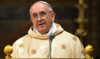 Сензация: Вселенският патриарх на крака при папата!