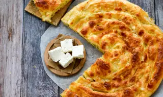 Рецепта на деня: Пухкава баница със специална заливка