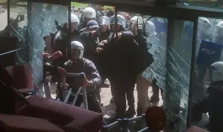 Турската полиция превзе с димки и водни оръдия централата на опозиционна партия