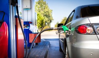 Къде в Европа е най-евтин бензин А-95 и колко литра могат да се купят с една средна заплата в различните държави