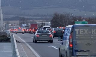 Протестиращи служители на АПИ блокираха движението по АМ „Хемус” при Витиня