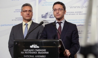 Вигенин: Президентът използва положението си да урежда свои хора на посланически постове