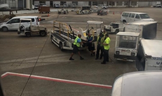 Без обвинения за пътник, който скочи от движещ се самолет на летище в САЩ