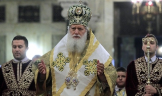 Патриарх Неофит води службата в Троянския манастир