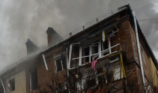 Извадиха тяло на момче от обстрелвана жилищна сграда