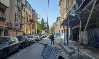 Кофраж падна от петия етаж на строеж на улица в София