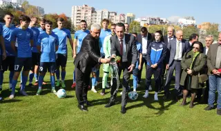 Министърът на спорта откри обновения футболен терен в НСА