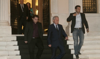 Тройната коалиция в Гърция стана двойна