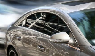 Автомобил със самотониращи се стъкла