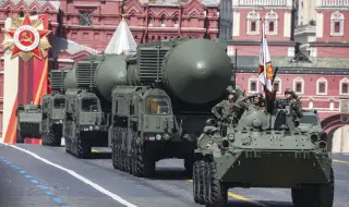10,000 soldiers march on Red Square ahead of special guest from Far East, Trump threatens Putin 
