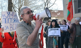 Гнили ябълки пред Административния съд във Варна