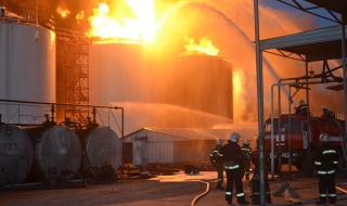 Огромен пожар и взривове в петролна база край Киев