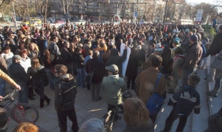 Варна: Блокираха кръстовище пред общината
