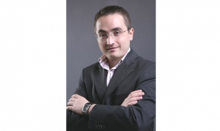 Критиката - насаме, а хвалебствията - пред всички