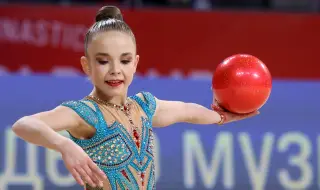 Златен и сребърен медал спечели Стилияна Николова на финалите на топка и на обръч на Световната купа