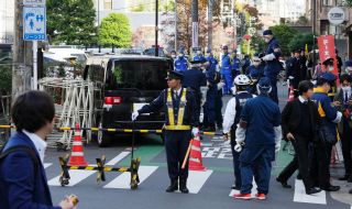 Микробус се вряза в барикада до израелското посолство в Токио