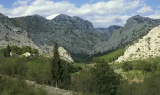 Малък самолет падна в планина в Хърватия, откриха две тела
