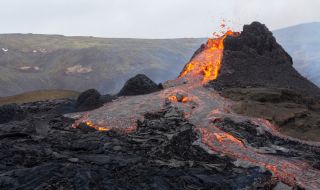 Българин засне изригващия вулкан в Исландия: Бях на 150 м от кратера (ВИДЕО)