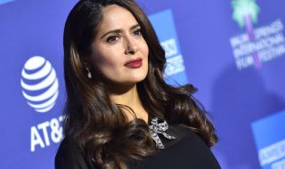 Горещата Салма Хайек изпрати годината по бански (СНИМКИ)