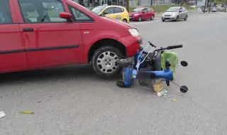 79-годишна жена с електрическа триколка се блъсна в кола 