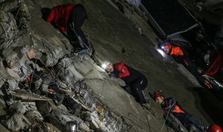 Ново земетресение удари Турция, жертвите са близо 3000