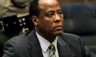 Докторът обвинен за смъртта на Майкъл Джексън излезе от затвора