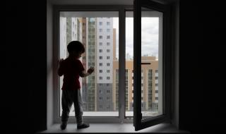 Дете се разходи по ръба на 5-етажна сграда (ВИДЕО)