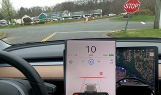 Електромобилите Tesla не спират на знак STOP