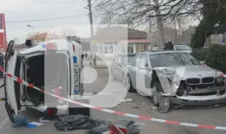 Патрулка се се удари в паркиран автомобил и се обърна на улица в Свиленград 