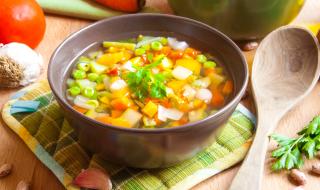 Рецепта за вечеря: Пъстра градинарска супа с тиквички