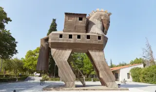 24 април 1184 г. пр.н.е.: Гърците превземат с хитрост Троя, с легендарния дървен кон