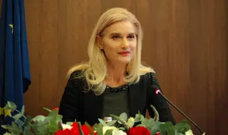 Министър Динкова: Не коментирам слухове за ротацията
