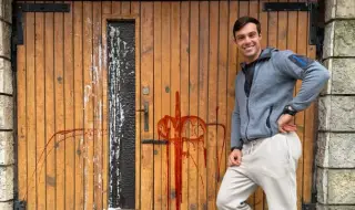 Филип Буков отвърна на коментарите за вандалската проява върху гаража му (СНИМКИ) 