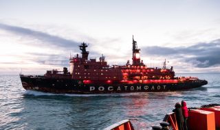 Атомният ледоразбивач „Ямал“ съпроводи танкер, проправяйки канал от 220 морски мили