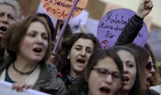 В Турция биха жени с палки