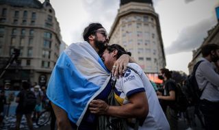 ГЛЕДАЙТЕ НА ЖИВО: Хиляди се стичат за последно сбогом с Марадона