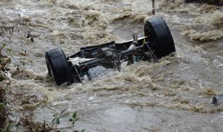 Река повлече кола с шофьора в Благоевградско (СНИМКИ)