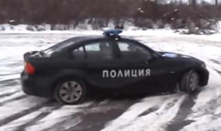 БГ полицай с BMW показва как се кара на лед (ВИДЕО)