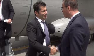 Премиерът Петков пристигна в Румъния
