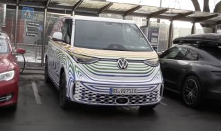 Щракнаха електрическия бус на VW докато се зарежда (ВИДЕО)