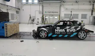 Блъснаха модерния Mecedes 190 EVO в името на безопасността