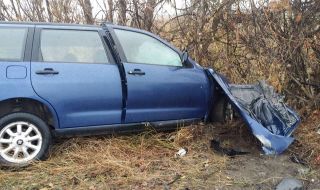 Челен сблъсък на два леки автомобила по пътя Кюстендил - София