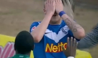 Изчистване и ... автогол (видео)