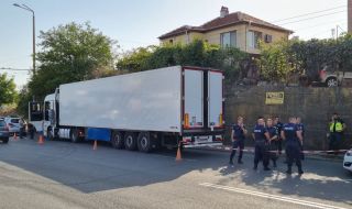 Въпреки засилената охрана по границата: Хванаха пореден ТИР с мигранти