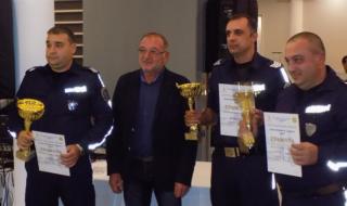 Двама катаджии си разделиха наградата &quot;Пътен полицай на годината&quot;