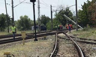 Влак дерайлира, спряха движението между Белово и Костенец