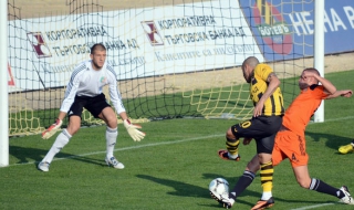 Партизан поиска защитник на Литекс