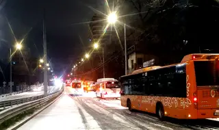 Снегът спря движението на автобуси и тролеи в столицата