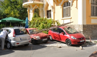 Тераса падна върху коли